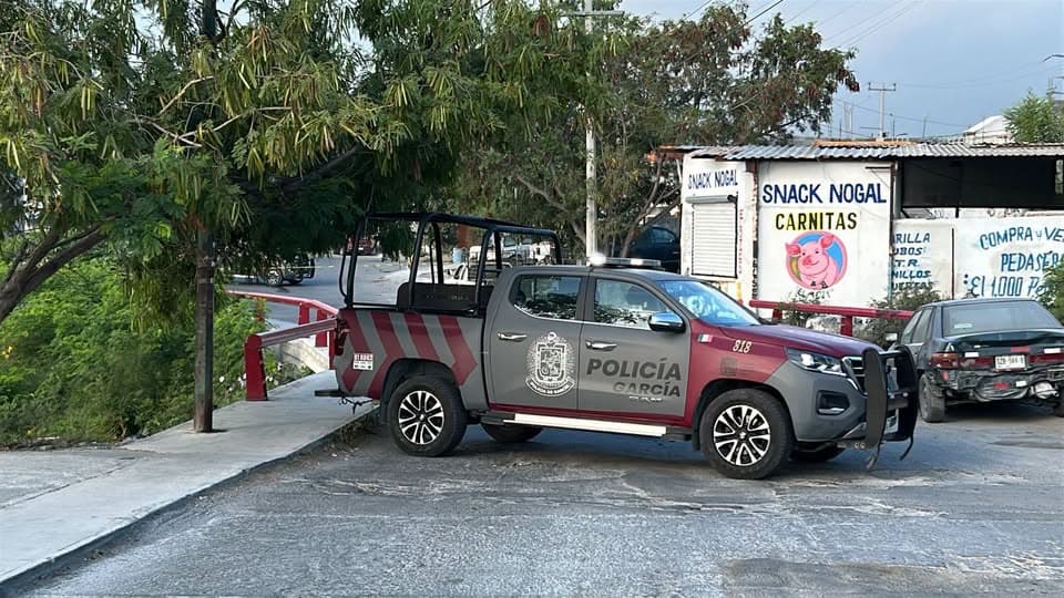 Tras agredir a balazos a elementos de la polic&iacute;a, hombres armados se atrincheraron un domicilio y causaron la movilizaci&oacute;n de otros oficiales de diferentes corporaciones, la madrugada de ayer en la Colonia Ampliaci&oacute;n Los Nogales (El Polvor&iacute;n), municipio de Garc&iacute;a.