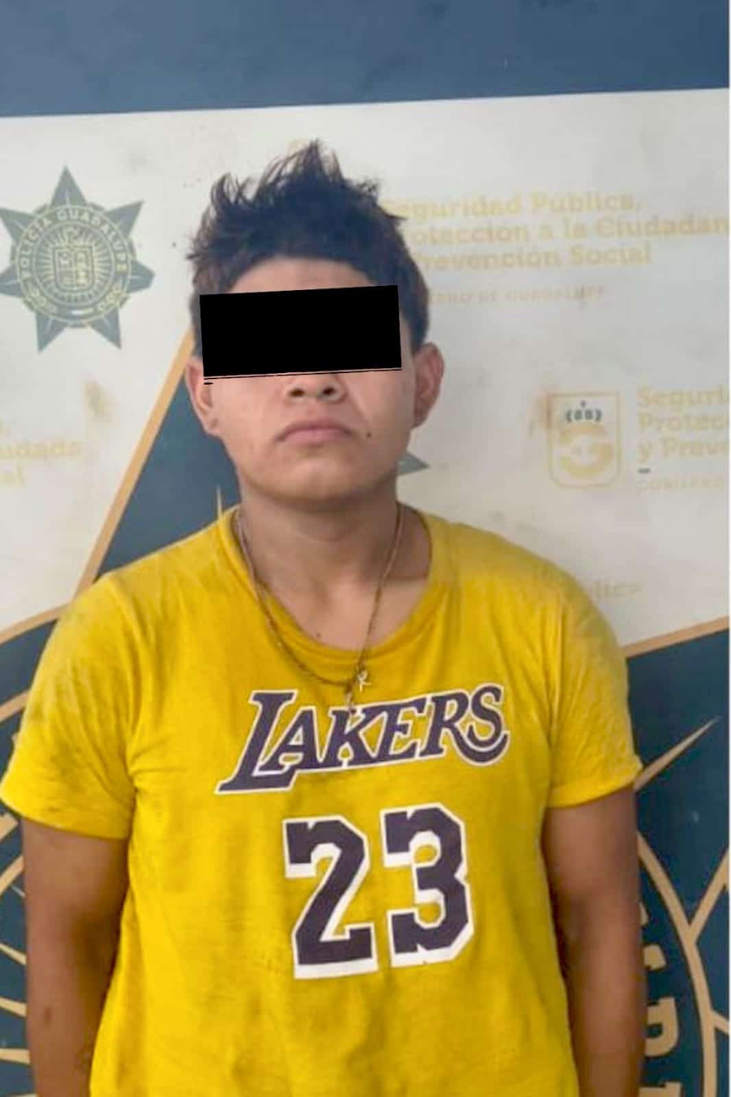 Dos presuntos responsables de un robo a negocio fueron detenidos por elementos de la polic&iacute;a municipal, en la Colonia Emiliano Zapata, en Guadalupe.