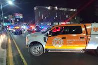 Impacta poste y termina volcado Impacta poste y termina volcado