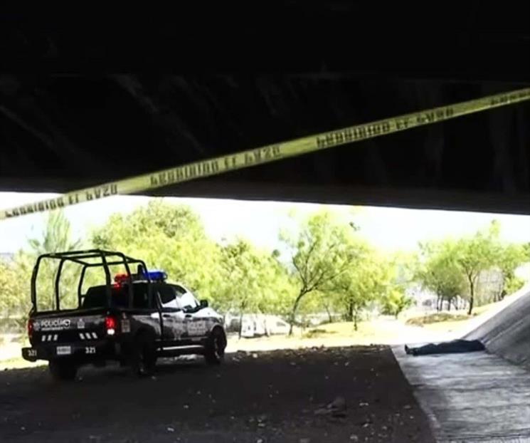 Localizan a hombre sin vida bajo un puente en Monterrey