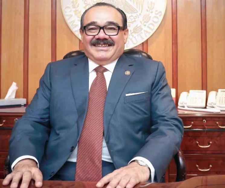Ram&iacute;rez Mar&iacute;n, del PVEM, levanta la mano para presidir el Senado