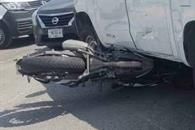 Arrolla camioneta a motociclista Arrolla camioneta a motociclista