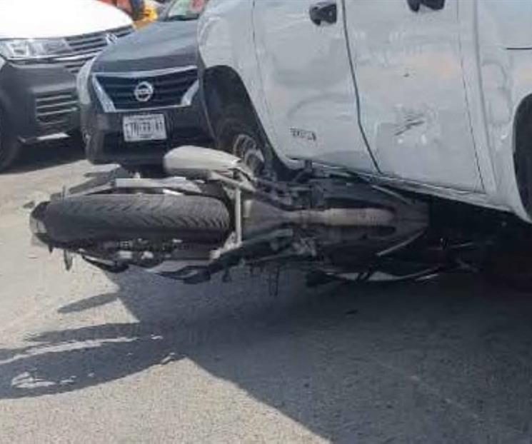 Arrolla camioneta a motociclista