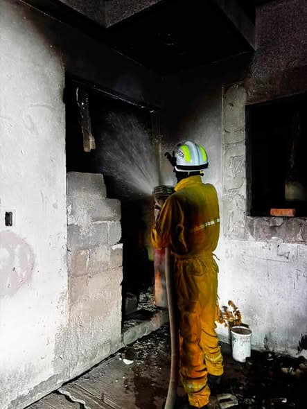 El incendio de un domicilio moviliz&oacute; a elementos de Bomberos y Protecci&oacute;n Civil, la madrugada de ayer en el municipio de Linares.