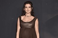 Anne hathaway luce su tercer embarazo en alfombra roja