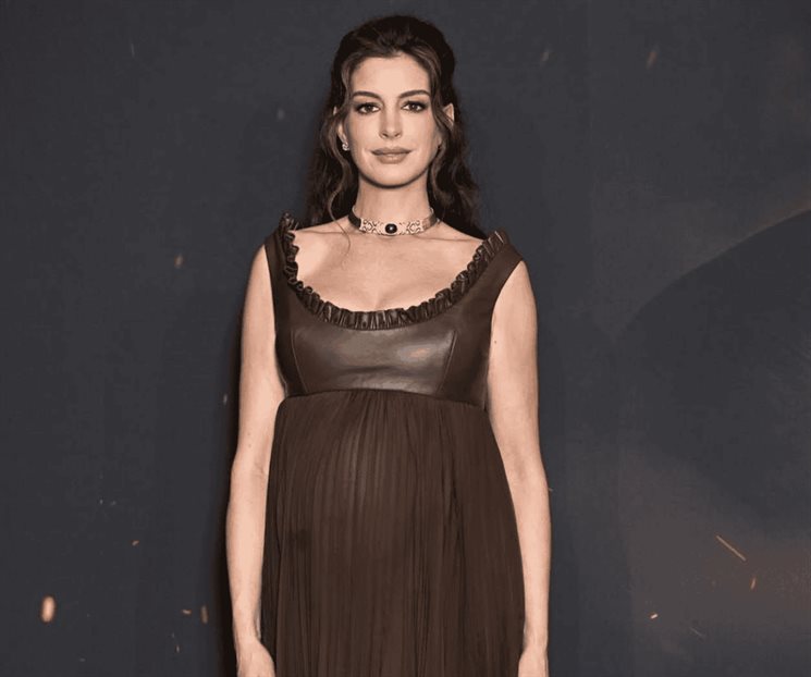 Anne hathaway luce su tercer embarazo en alfombra roja