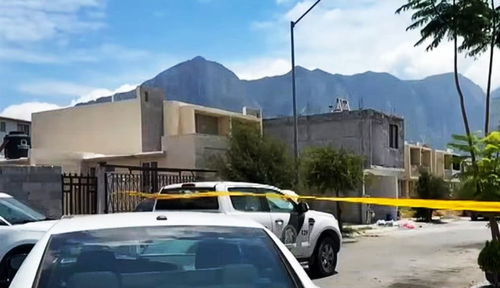 Elementos de la Agencia Estatal de Investigaciones, realizaron un cateo en una vivienda de la colonia Portales de Lincoln, en el municipio de Garc&iacute;a, donde localizaron los restos de un hombre que estaba reportado como desaparecido, desde hace varias semanas.