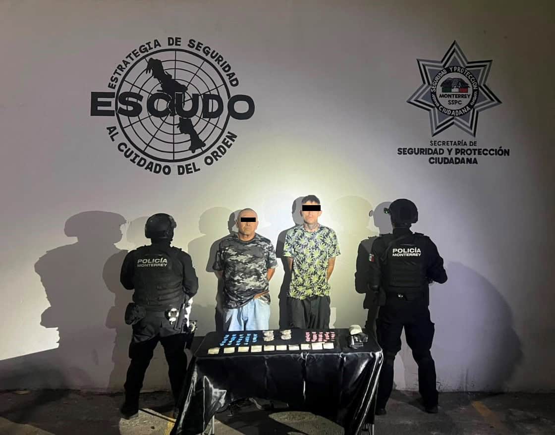 En tres hechos diferentes, al implementar diversos operativos, cuatro hombres fueron detenidos por oficiales de la Polic&iacute;a de Monterrey, al presuntamente encontrarles 111 envoltorios con hierba verde similar a la mariguana y una sustancia s&oacute;lida parecida a la droga cristal, as&iacute; como coca&iacute;na en piedra.