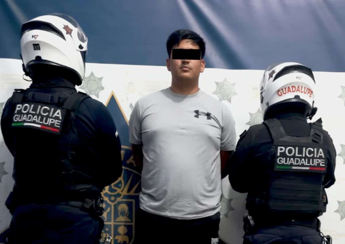 Tras una persecuci&oacute;n que inici&oacute; al ser sorprendido conduciendo mientras manipulaba un tel&eacute;fono celular, un presunto narcodistribuidor fue detenido por elementos de la Polic&iacute;a Motorizada de Guadalupe, quienes luego le aseguraron 48 dosis de cristal.