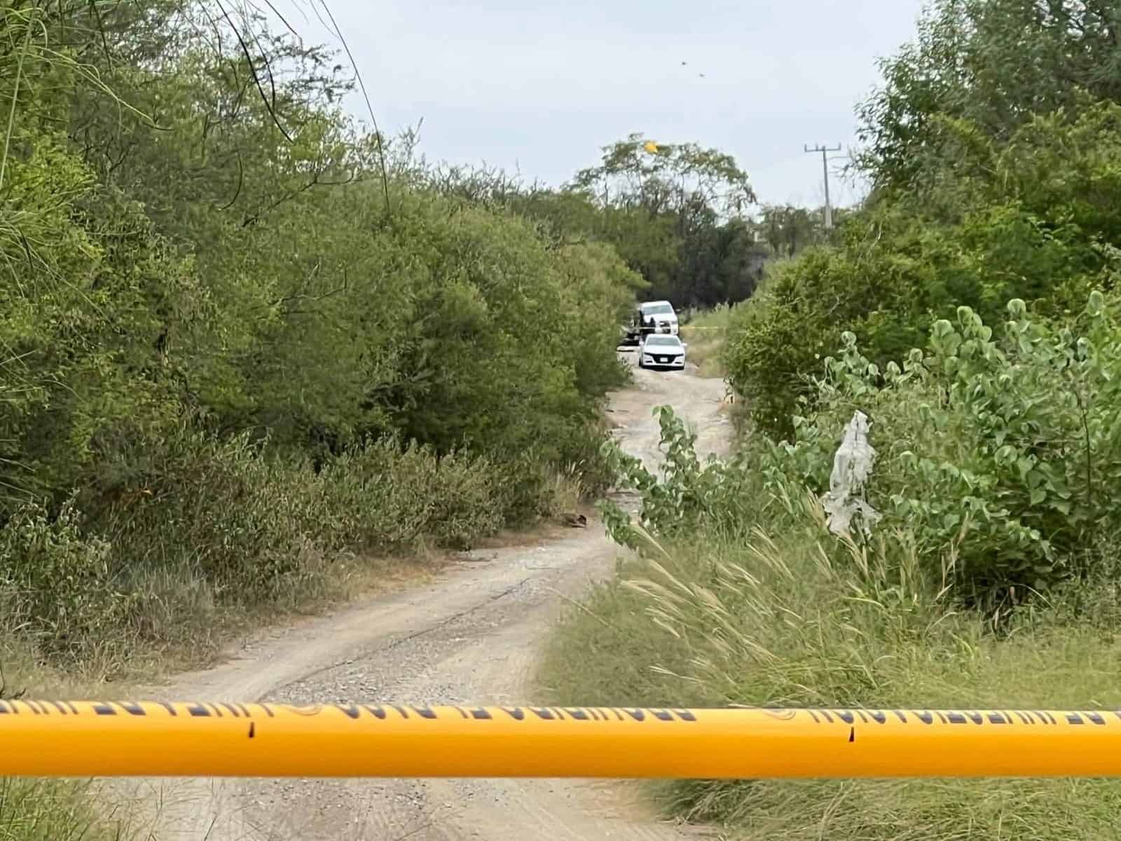 El cad&aacute;ver de un hombre en b&oacute;xer, con diversos impactos de bala, y quien habr&iacute;a sido privado de la libertad en el municipio de Ju&aacute;rez, fue encontrado ayer en una brecha de Cadereyta Jim&eacute;nez.