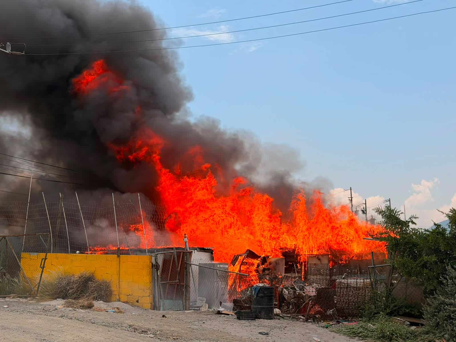 Tres tejabanes que se encontraban edificados en la zona del Arroyo del Obispo en Santa Catarina, quedaron totalmente destruidos al incendiarse por causas desconocidas.