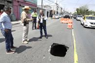 Aparece socav&oacute;n en concurrida arteria vial de Escobedo
