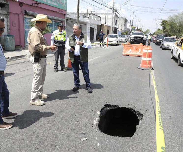 Aparece socav&oacute;n en concurrida arteria vial de Escobedo