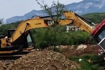 Se vuelca cami&oacute;n de volteo