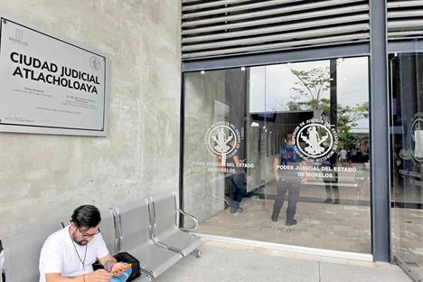 Reclama exdirector de Pemex trato especial