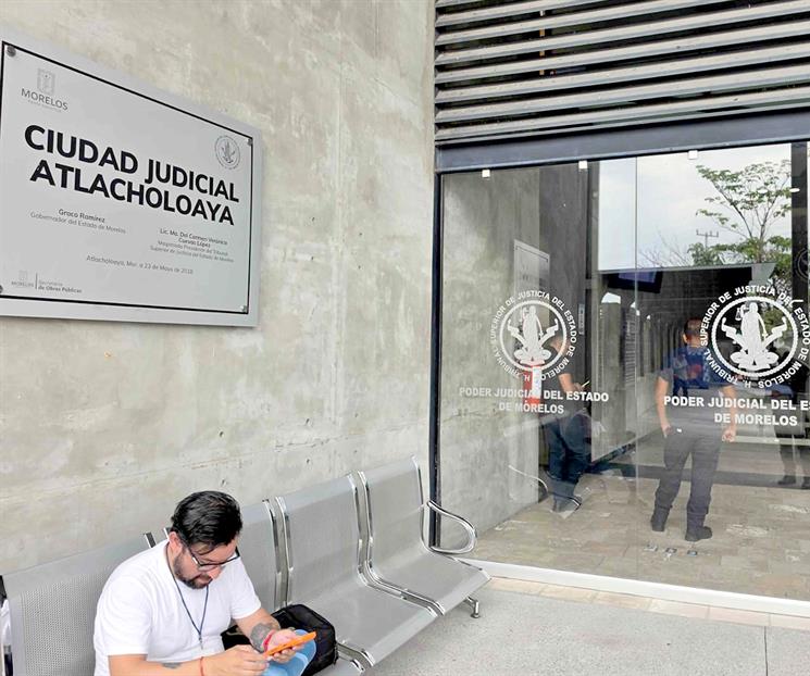 Reclama exdirector de Pemex trato especial