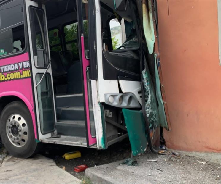 Urbano se estrella en puesto de comida al sur de Monterrey Urbano se estrella en puesto de comida al sur de Monterrey