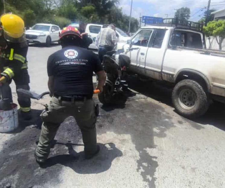 Deja dos lesionados choque entre moto y camioneta en Linares Deja dos lesionados choque entre moto y camioneta en Linares
