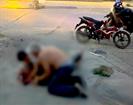 Acaba motociclista en estado grave tras estrellarse con barda