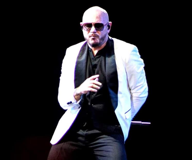 Logra Pitbull r&eacute;cord Guiness por reunir "calvas postizas"