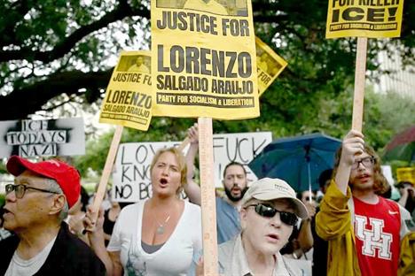 Protestan en Texas tras muerte de mexicano