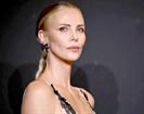 Sorprende Charlize Theron por su delgada figura