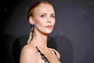 Sorprende Charlize Theron por su delgada figura