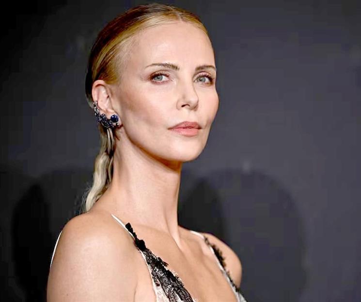 Sorprende Charlize Theron por su delgada figura