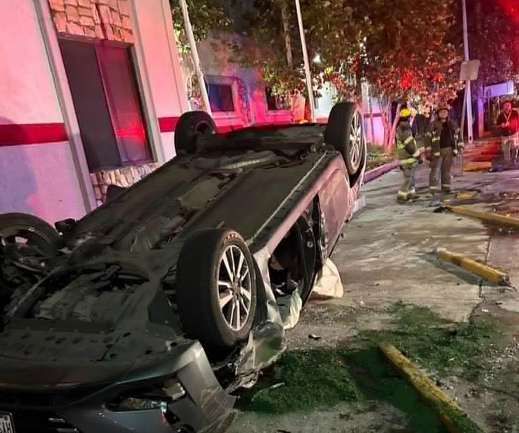 Vuelca conductor frente a bomberos Nuevo Le&oacute;n