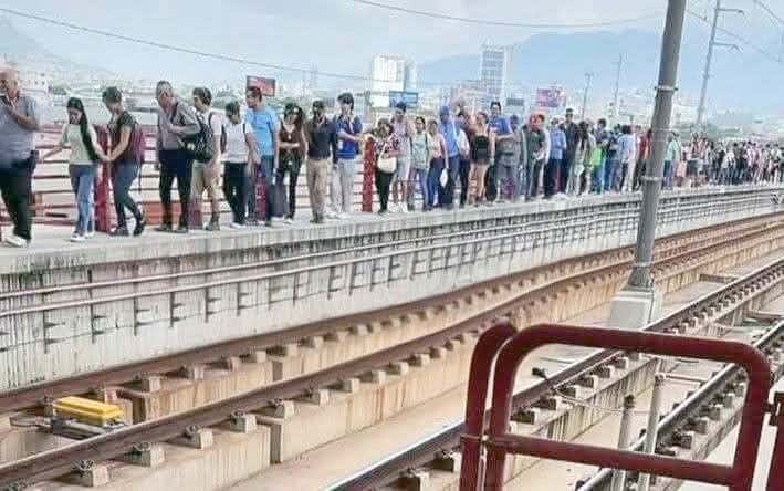 Falla L3 del Metro y evacuan a pasajeros