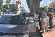 Sale de supermercado y la atropellan Sale de supermercado y la atropellan
