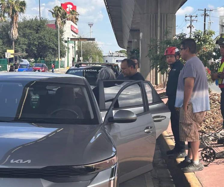 Sale de supermercado y la atropellan