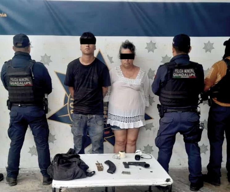 Detienen a dos con arma de fuego Detienen a dos con arma de fuego