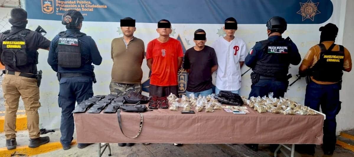 Cuatro presuntos integrantes de una c&eacute;lula delictiva dedicada a la distribuci&oacute;n de droga, fueron capturados por elementos del Grupo Especial T&aacute;ctico (GET) de la Polic&iacute;a de Guadalupe, quienes les aseguraron 102 dosis de marihuana, una b&aacute;scula digital y dinero en efectivo durante un operativo realizado en la Colonia Infonavit La Joya.