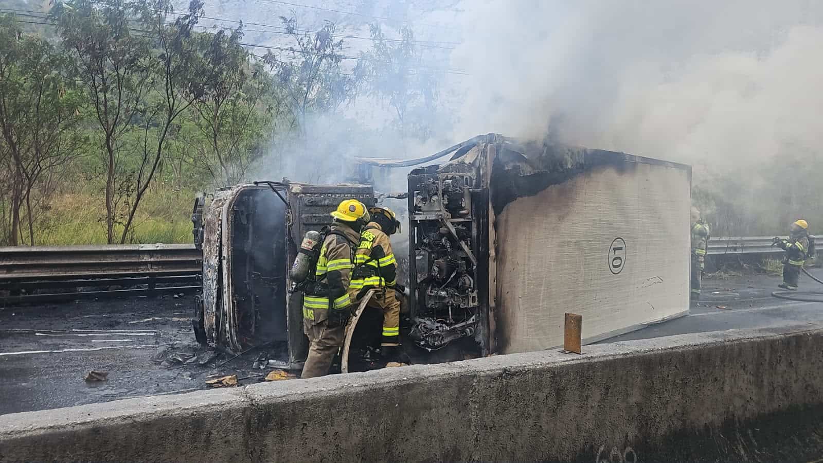 Luego de que tuvo una falle en los frenos, un cami&oacute;n de carga se volc&oacute; e incendio el Bulevar Rogelio Cant&uacute;, en la zona de San Jer&oacute;nimo, resultando lesionados el conductor y su acompa&ntilde;ante, la tarde de ayer al poniente de Monterrey.