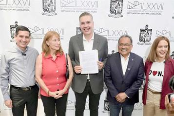 Presentan aspirantes de Morena iniciativa de reforma a Constituci&oacute;n