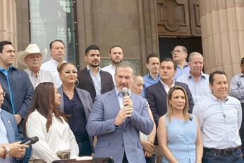 Exigen alcaldes a gobierno estatal les cubran adeudos de recursos