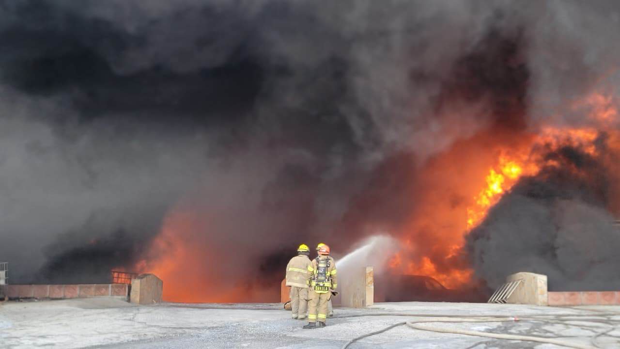Una intensa movilizaci&oacute;n de las corporaciones de auxilio, se registr&oacute; la tarde de este lunes, luego de que se reportara el incendio de una f&aacute;brica aceitera en el municipio de General Zuazua, Nuevo Le&oacute;n.
