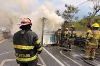 Pierde los frenos, vuelca y se incendia Pierde los frenos, vuelca y se incendia