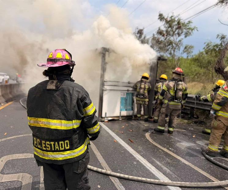Pierde los frenos, vuelca y se incendia Pierde los frenos, vuelca y se incendia