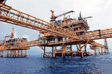 Sube el petr&oacute;leo casi 10% y alcanza su m&aacute;ximo en un mes