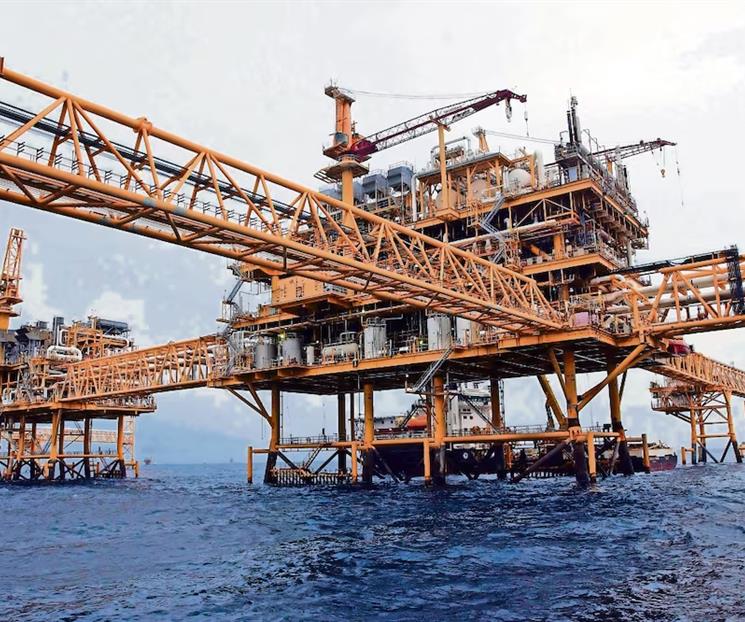 Sube el petr&oacute;leo casi 10% y alcanza su m&aacute;ximo en un mes