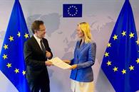 Esteban Moctezuma presenta cartas credenciales en B&eacute;lgica y UE