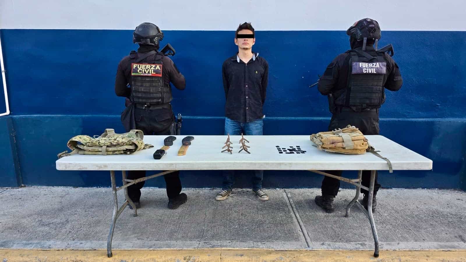Tres j&oacute;venes sospechosos de formar parte de un grupo delictivo, fueron detenidos en dos hechos diferentes el lunes durante dos dispositivos estrat&eacute;gicos integrales por parte de la Divisi&oacute;n de Investigaci&oacute;n e Inteligencia de Fuerza Civil, en el municipio de Sabinas Hidalgo, luego de encontrarles un arma de fuego y droga.