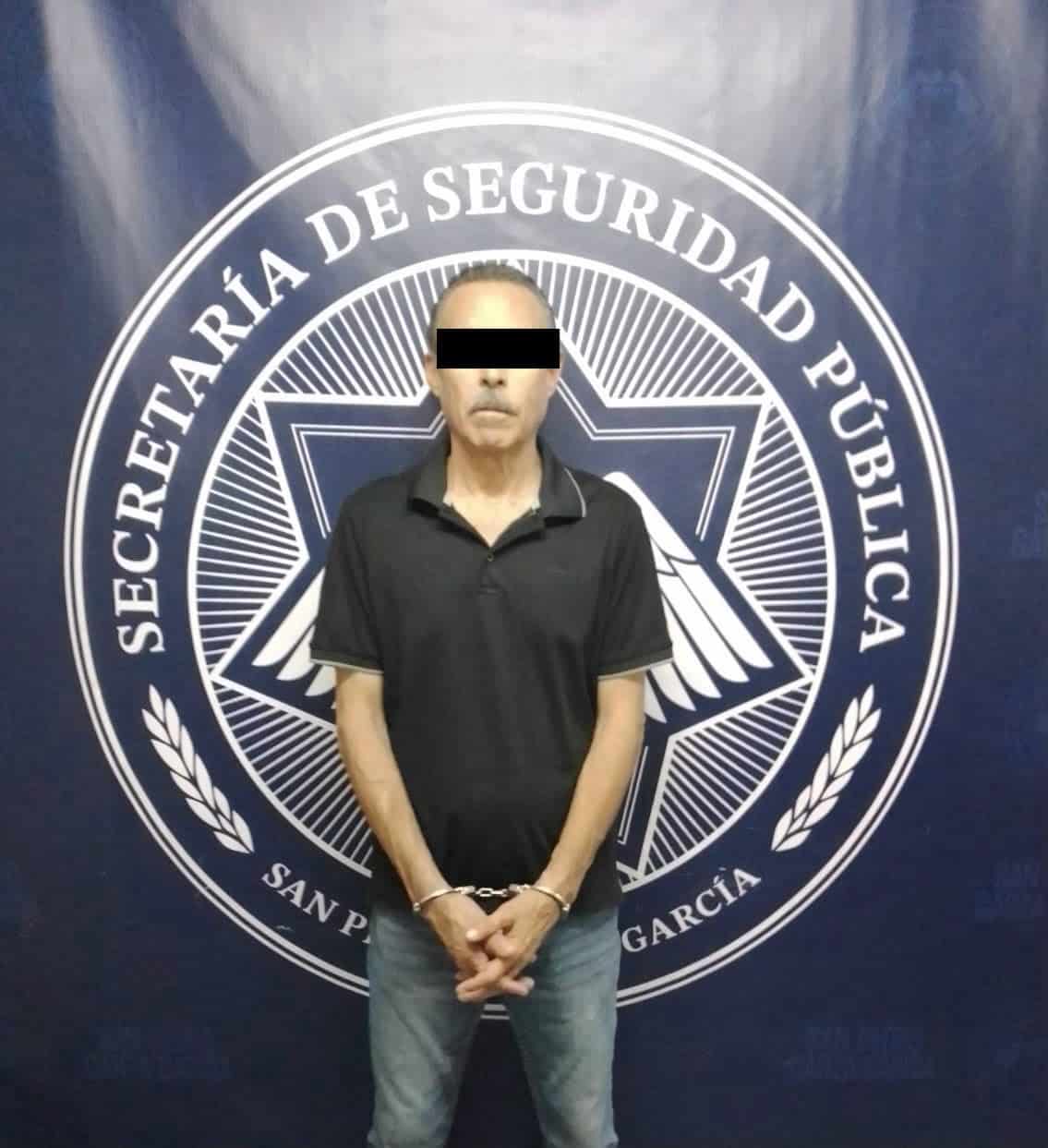 Luego de ser detectado con presuntas irregularidades en las placas de circulaci&oacute;n de su veh&iacute;culo en la Avenida Vasconcelos, un automovilista fue detenido por elementos de la Secretar&iacute;a de Seguridad P&uacute;blica de San Pedro Garza Garc&iacute;a, quienes adem&aacute;s aseguraron el veh&iacute;culo.