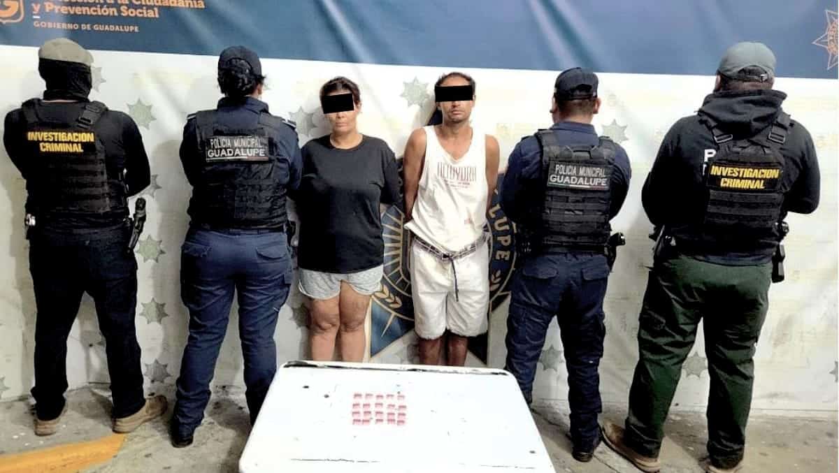 Dos objetivos prioritarios presuntamente relacionados con robos a casa habitaci&oacute;n, fueron capturados por polic&iacute;as de Guadalupe, quienes les aseguraron 20 dosis de cristal, en la Colonia Jardines de San Rafael.
