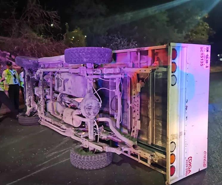 Vuelca camioneta de empresa refresquera Vuelca camioneta de empresa refresquera
