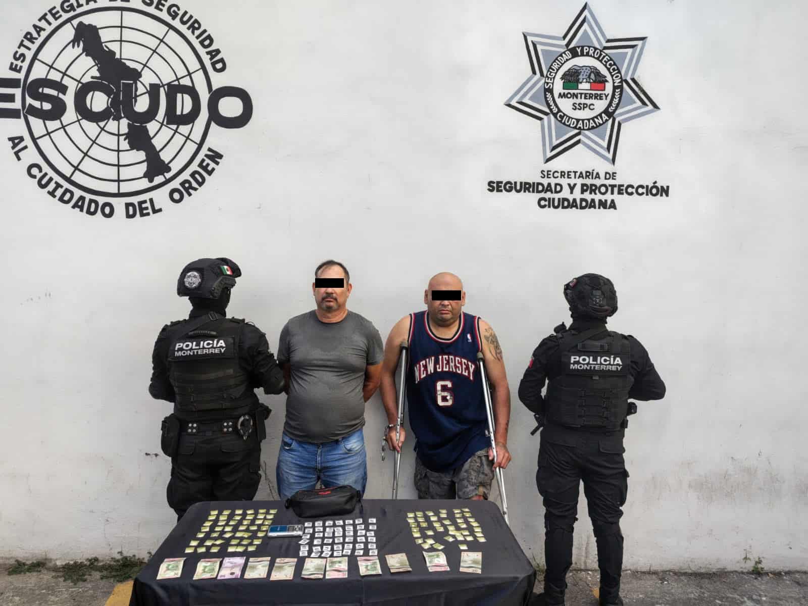 Dos hombres fueron detenidos por oficiales de la Polic&iacute;a de Monterrey en posesi&oacute;n de 123 envoltorios con las caracter&iacute;sticas de la droga tipo cristal y coca&iacute;na en polvo, frente a una propiedad en la Avenida Cuauht&eacute;moc que se espera sea cateada, en el centro de la ciudad.