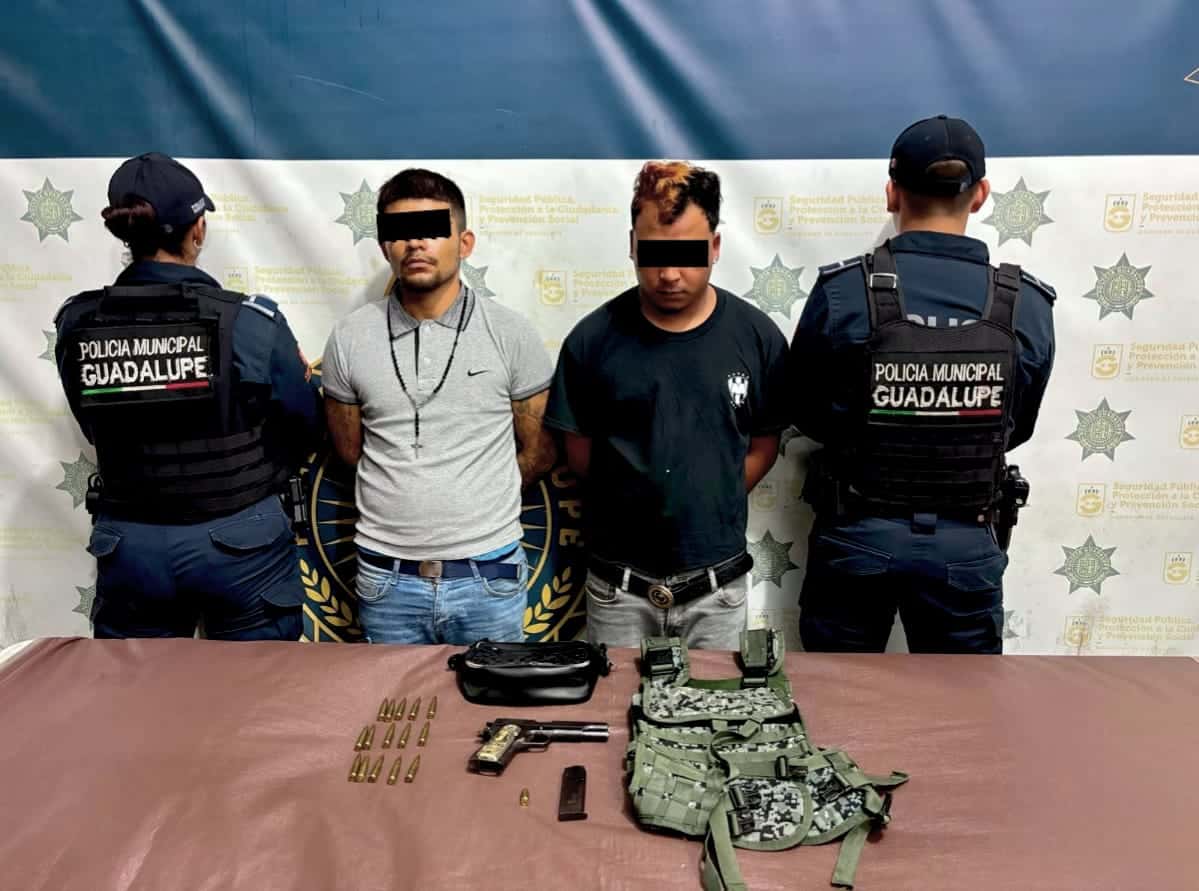 Dos hombres, presuntos generadores de violencia, fueron arrestados por elementos de la Polic&iacute;a de Guadalupe tras el reporte de personas armadas, les aseguraron un arma de fuego, cartuchos h&aacute;biles y un chaleco bal&iacute;stico, en la Colonia Vicente Ferrer.