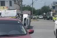 Vuelca taxi al norte de Monterrey